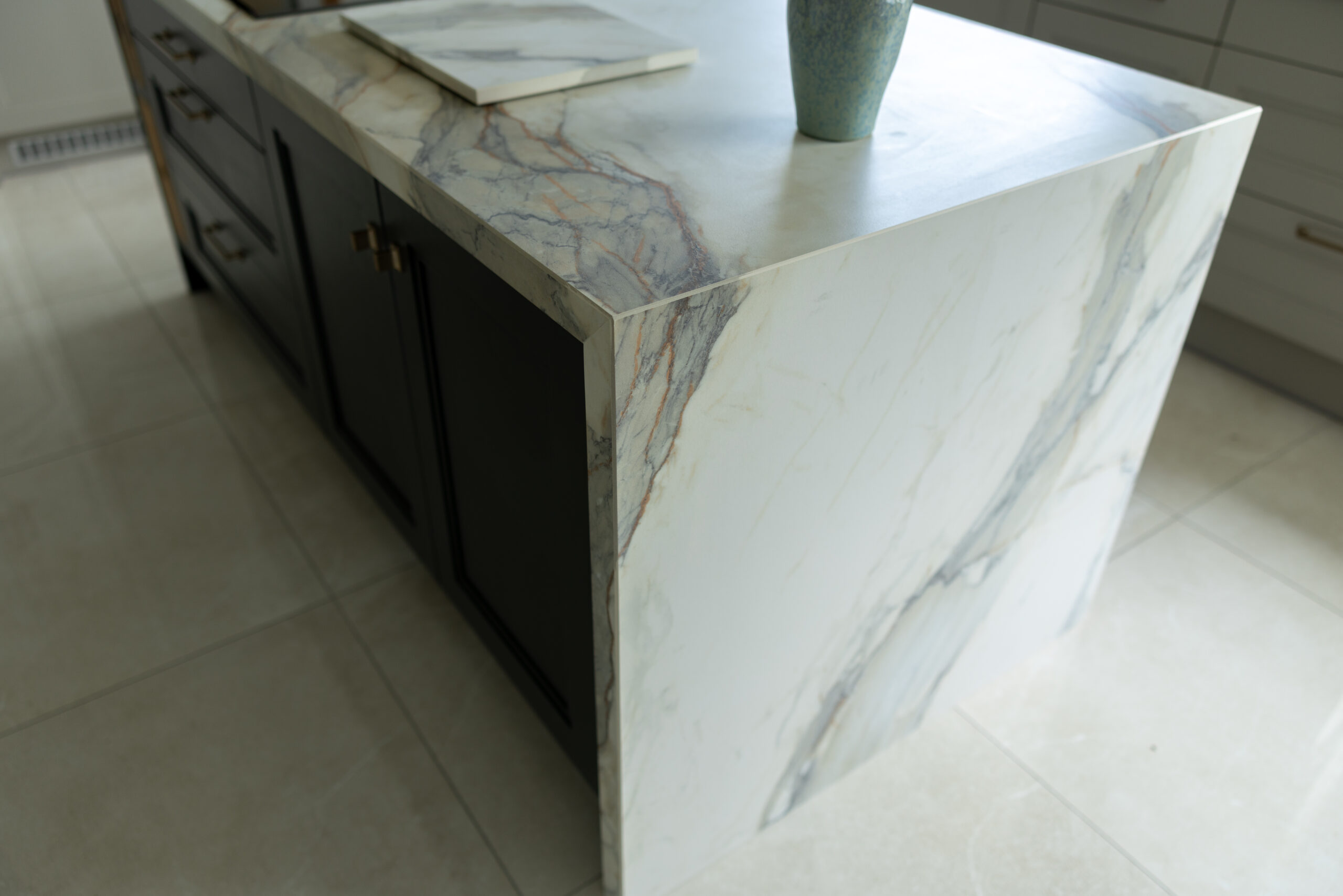 Waterfall leg with vein match