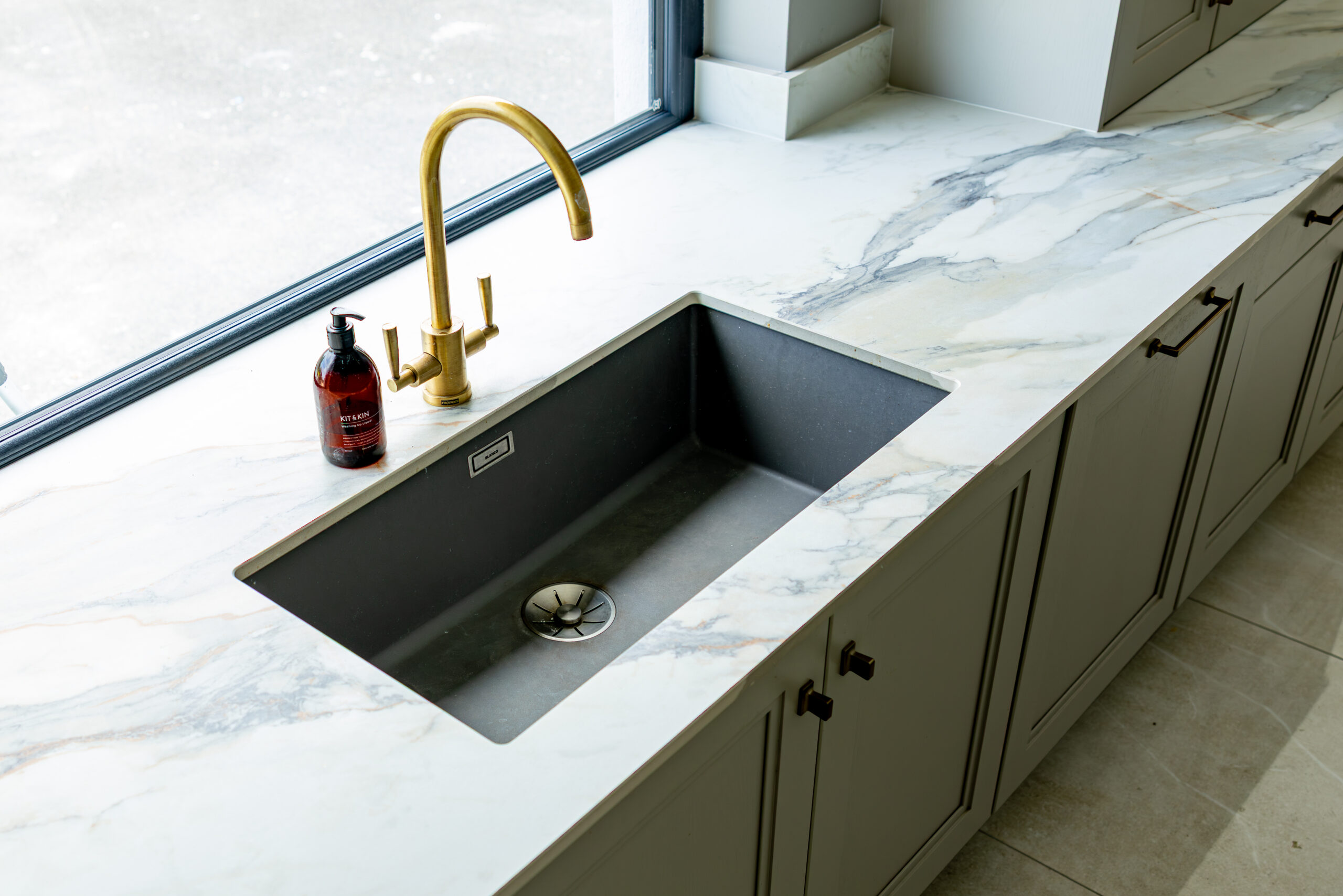 Calacatta Hermitage porcelain — vein detail