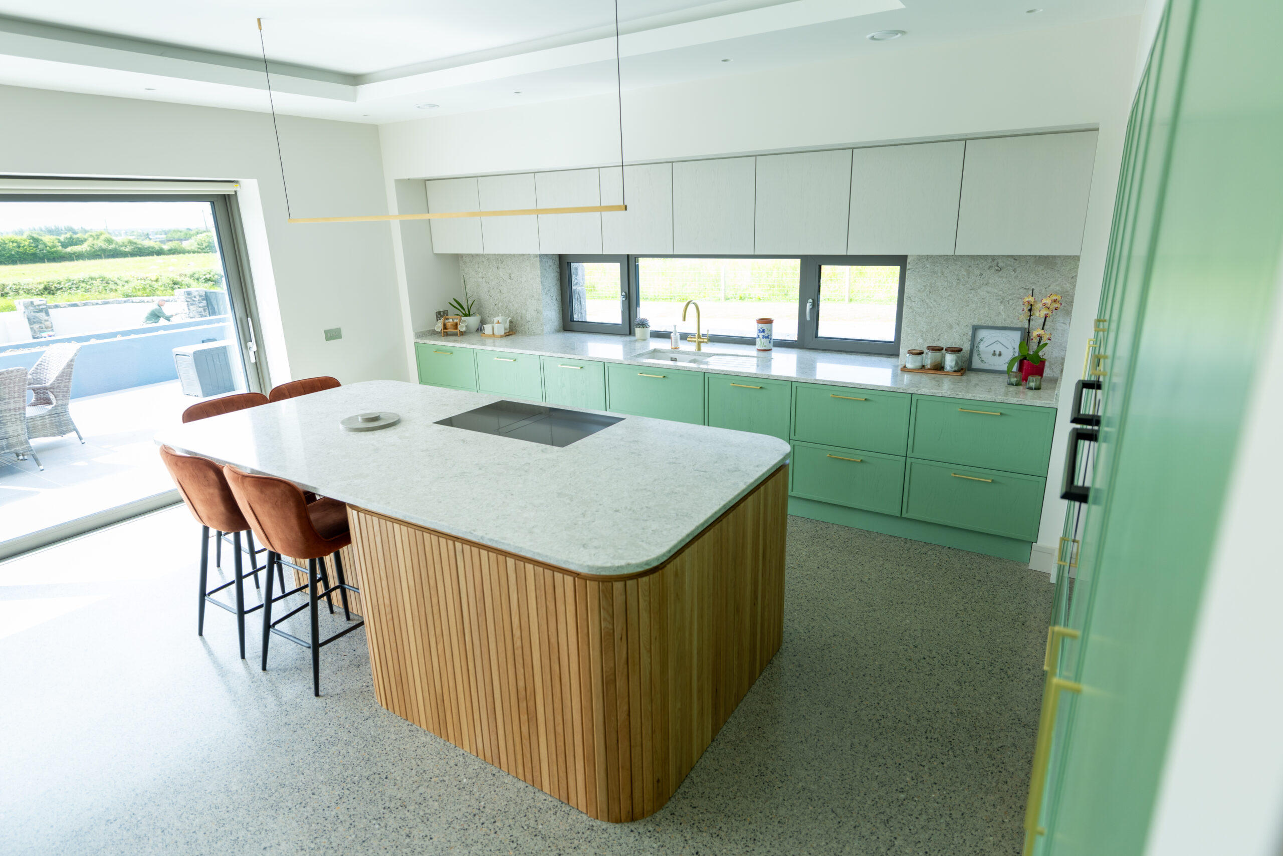 End panel and profile detail